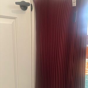 Aritzia acclaim skirt XL  Maroon color
